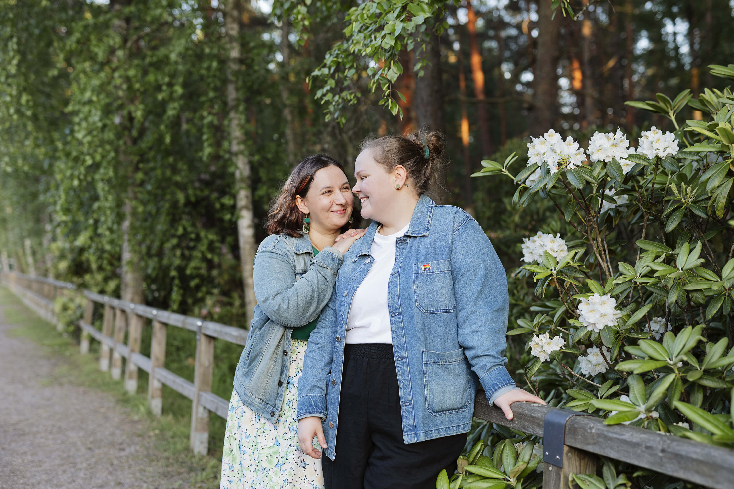 Kätilöpalvelu Viisaat Vaimot - Kaksi kätilöä vehreässä ympäristössä
